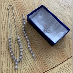 Stunning 3 piece jewelry set, worn once